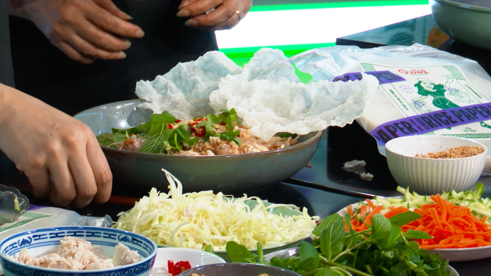 CHICKEN GỎI (SALAD) WITH RICE PAPER CRISPS RECIPE